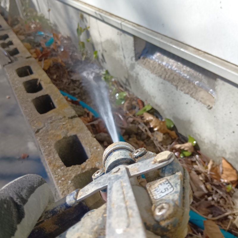 建物外周の土壌にシロアリ駆除剤を散布