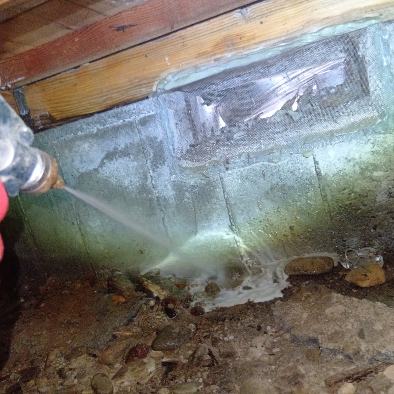 床下換気口まわりの土壌にシロアリ駆除剤を散布