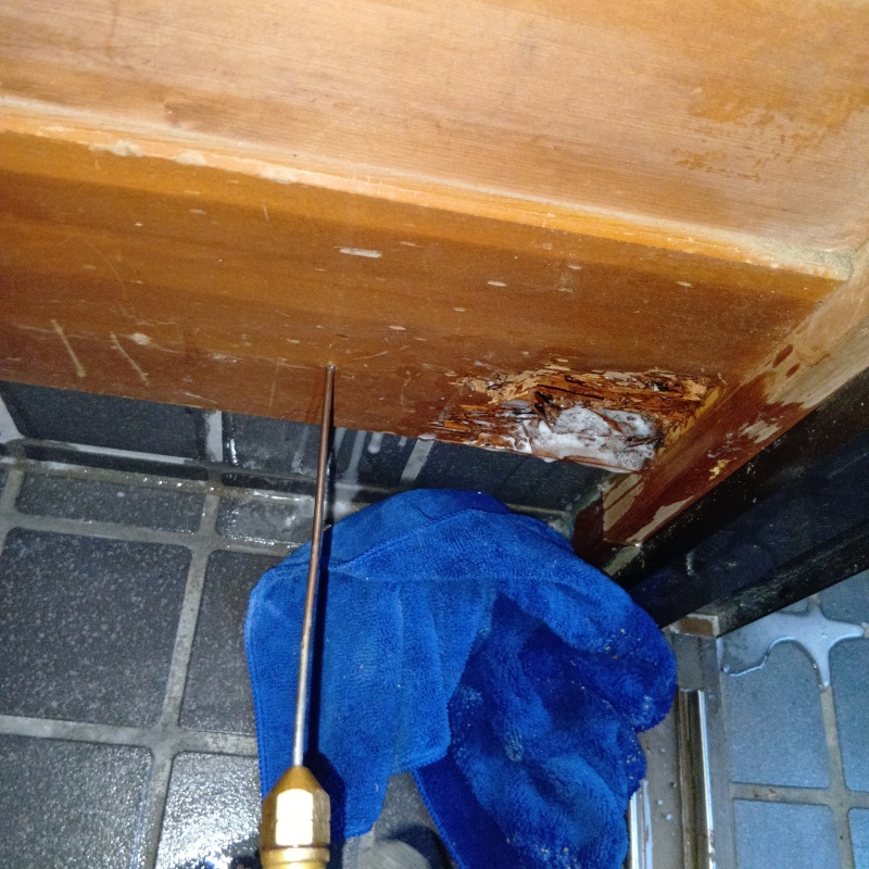 傷んだ木材にシロアリ駆除剤を注入