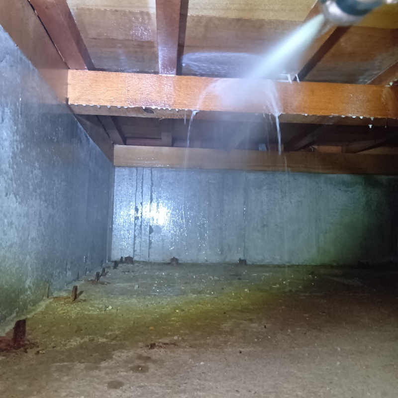 床下木材にシロアリ駆除剤を散布