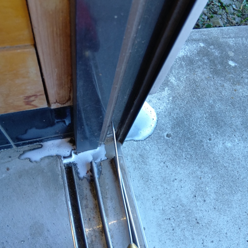 窓ガラスのサッシに穴を開けて防蟻剤を注入