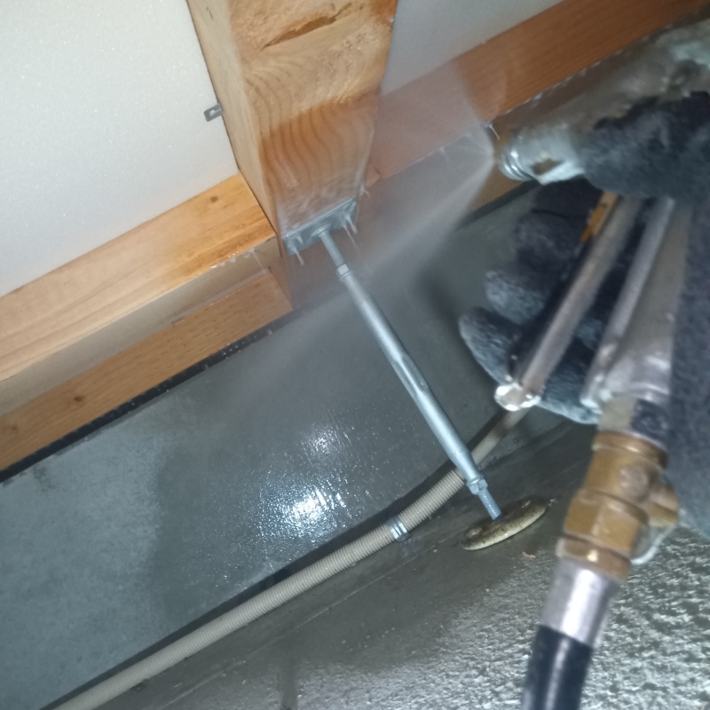 床下の木材に防蟻剤を散布