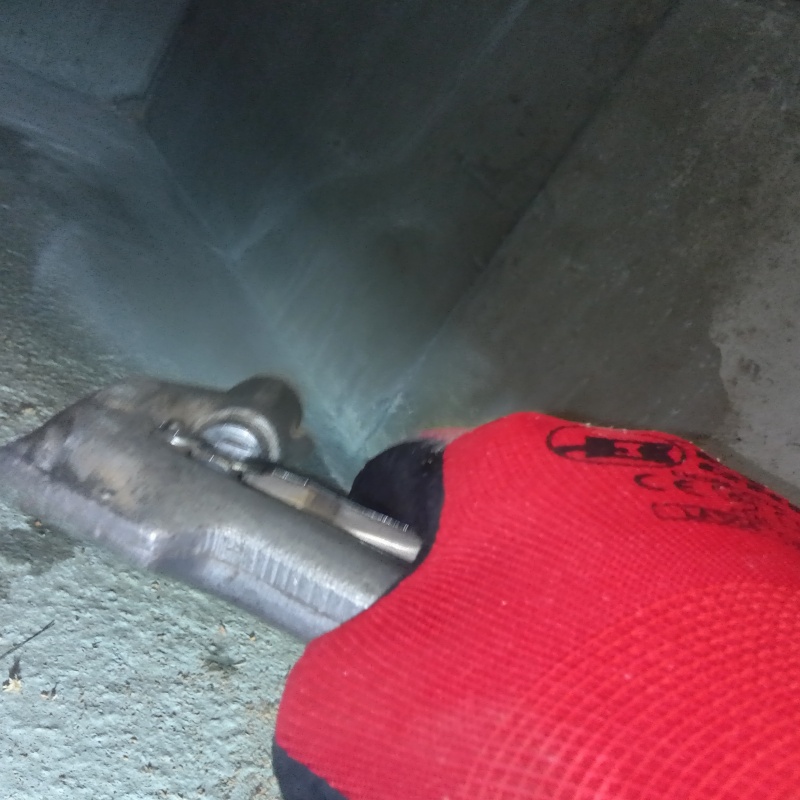 床下の地面に防蟻剤を散布