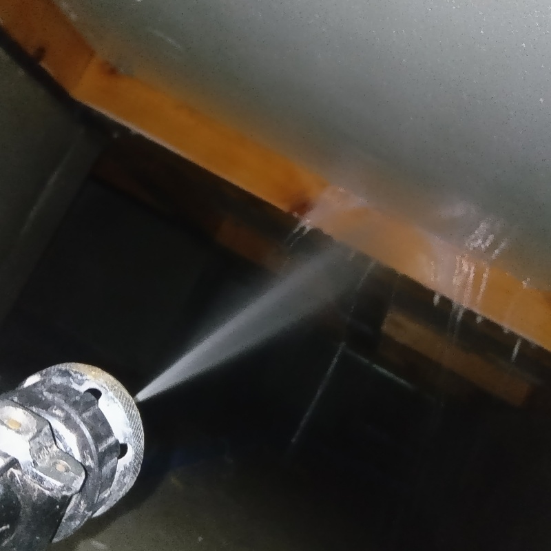 床下上部の木材に防蟻剤を散布