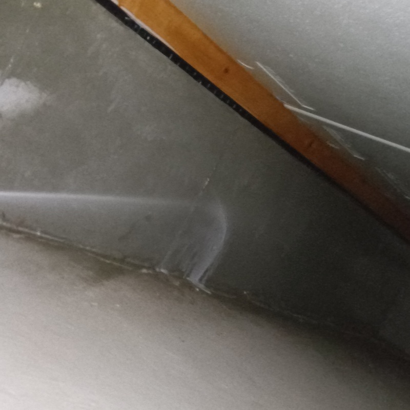 床下の基礎部分に防蟻剤を散布する様子