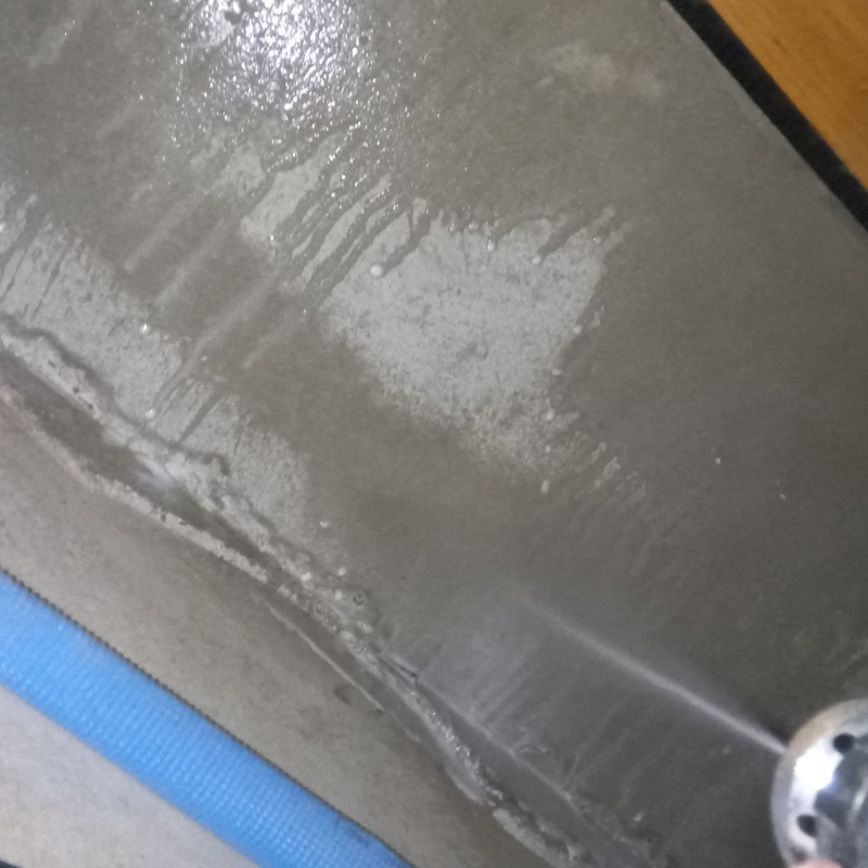 床下の基礎部分に防蟻剤を散布