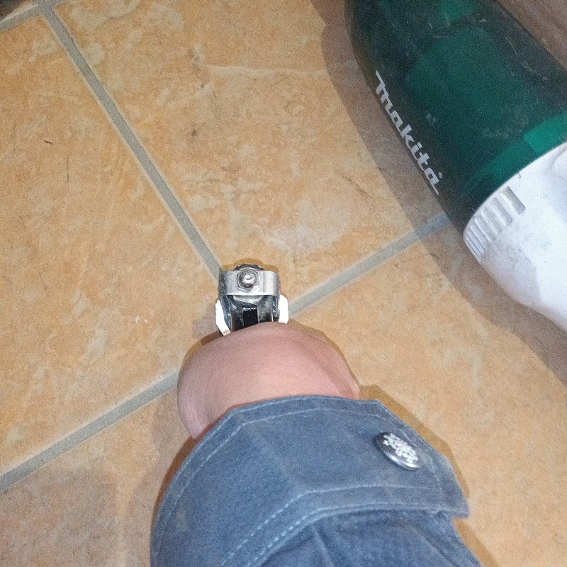 玄関床のタイルの目地から防蟻剤を注入