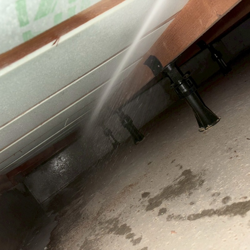 床下の木材・断熱材にシロアリ駆除剤を散布