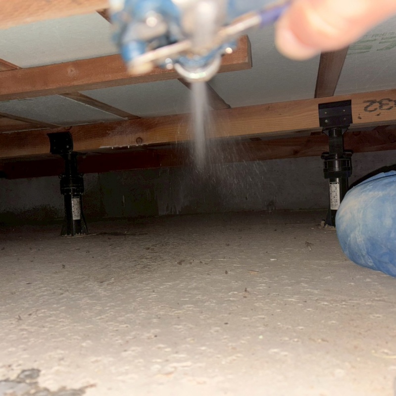 床下の木材と基礎のあいだにシロアリ駆除剤を散布