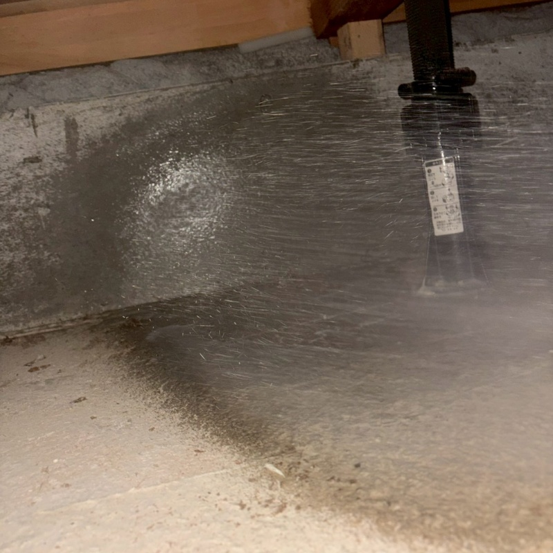 ベタ基礎にシロアリ駆除剤を散布する様子