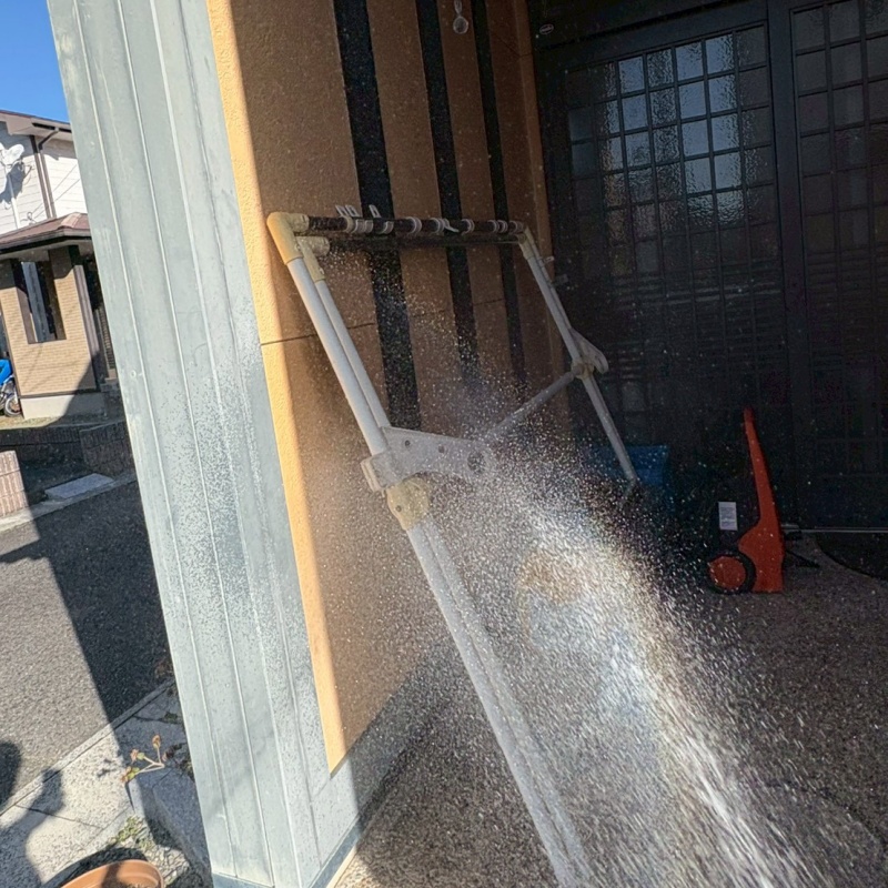 玄関まわりの外壁・土壌にシロアリ駆除剤を散布