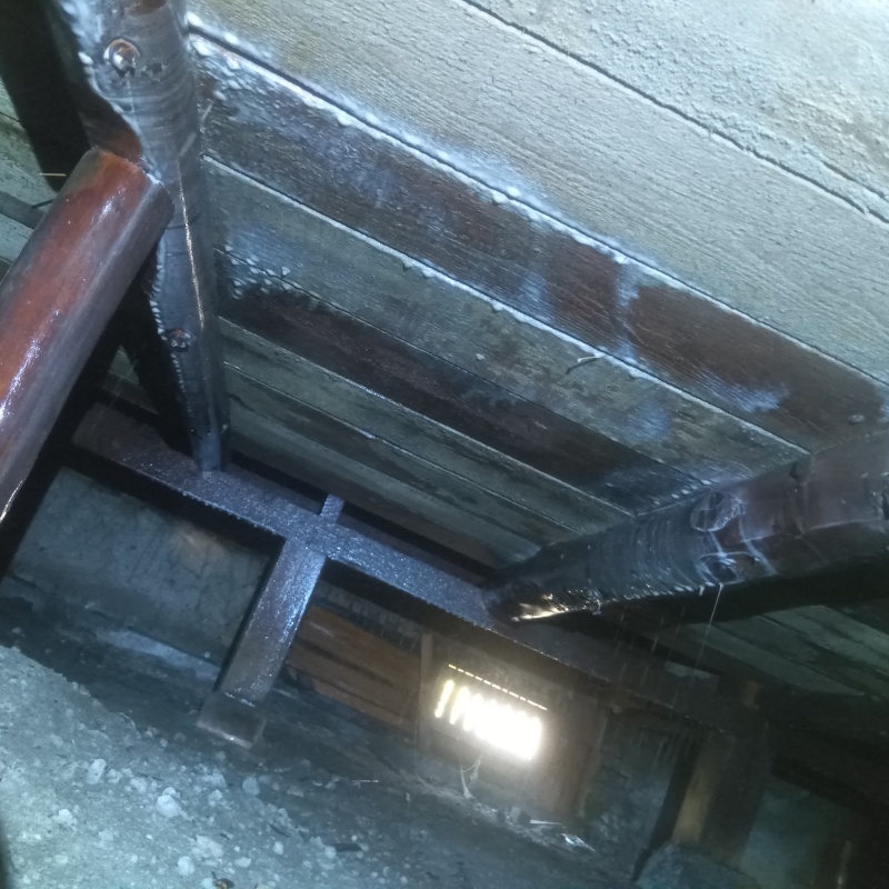 床下の土壌に防蟻剤をまんべんなく散布したあとの様子