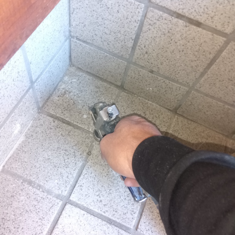 玄関床のタイルの目地から防蟻剤を注入