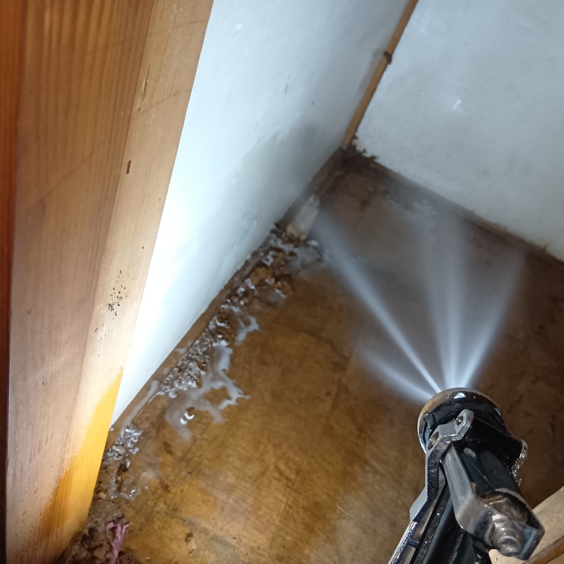 劣化しているフローリングにシロアリ駆除剤を散布