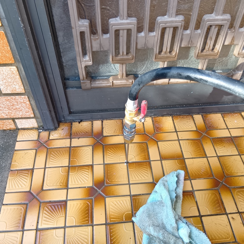 トイレの床の目地からシロアリ駆除剤を注入