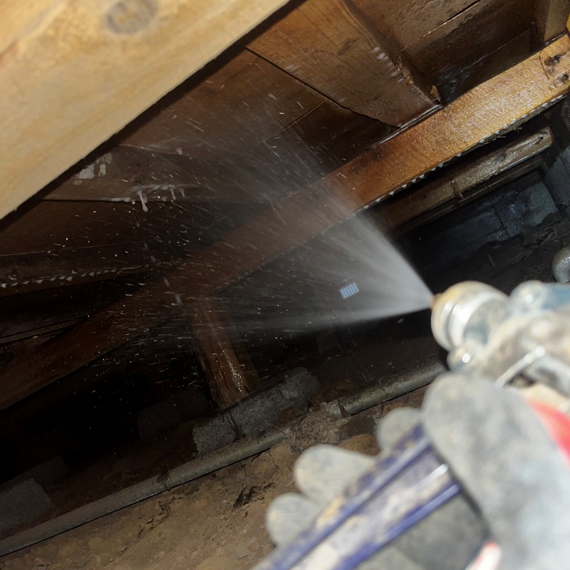 床下上部の木材にシロアリ駆除剤を散布