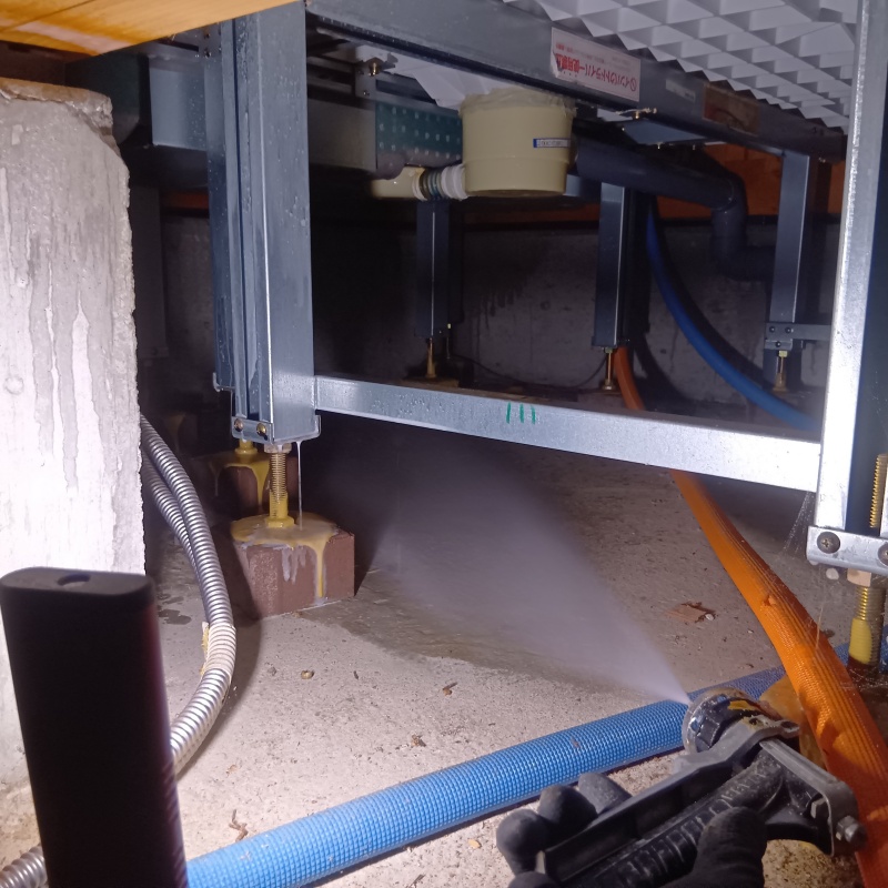 床下の地面にシロアリ駆除剤を散布