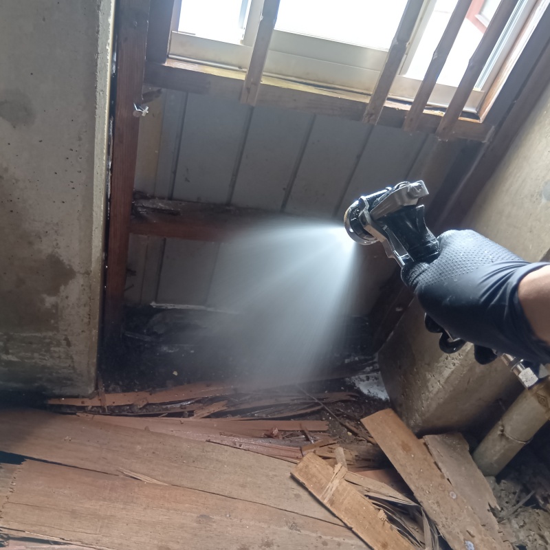 倉庫内の木部にシロアリ駆除剤を散布