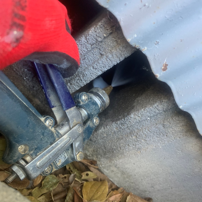 床下の土壌にシロアリ駆除剤を散布