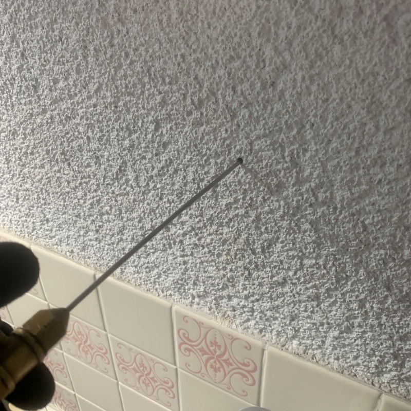 トイレの壁に穴を開けてシロアリ駆除剤を注入