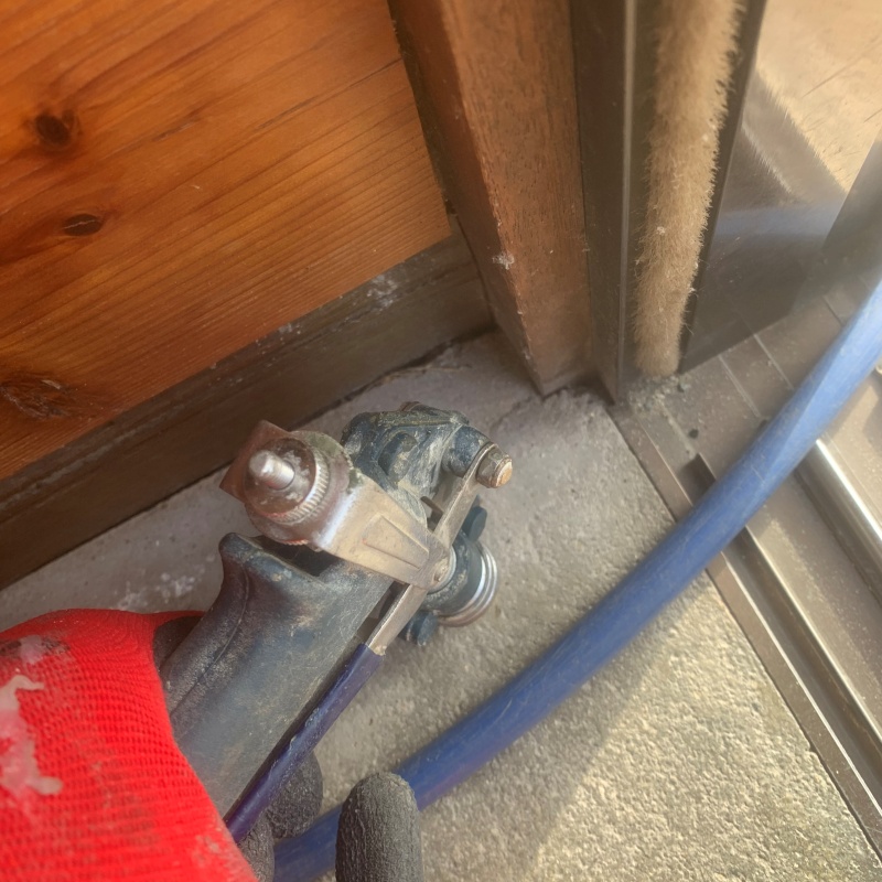 玄関床のコンクリートに穴を開けてシロアリ駆除剤を注入