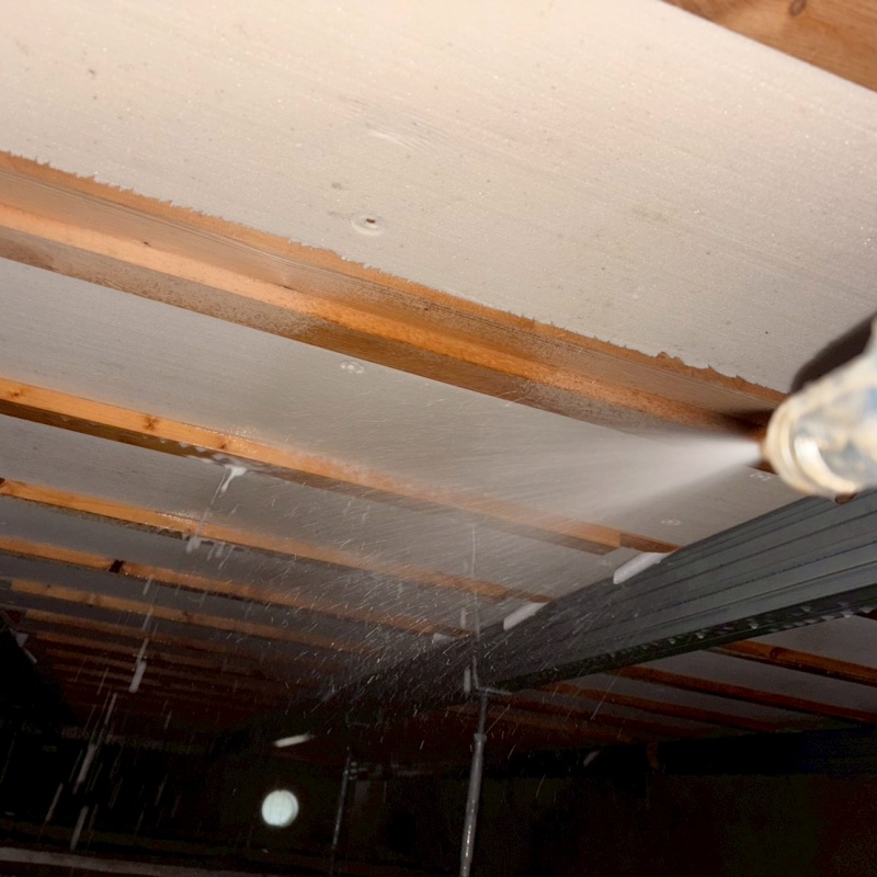 床下の木材にシロアリ駆除剤を散布