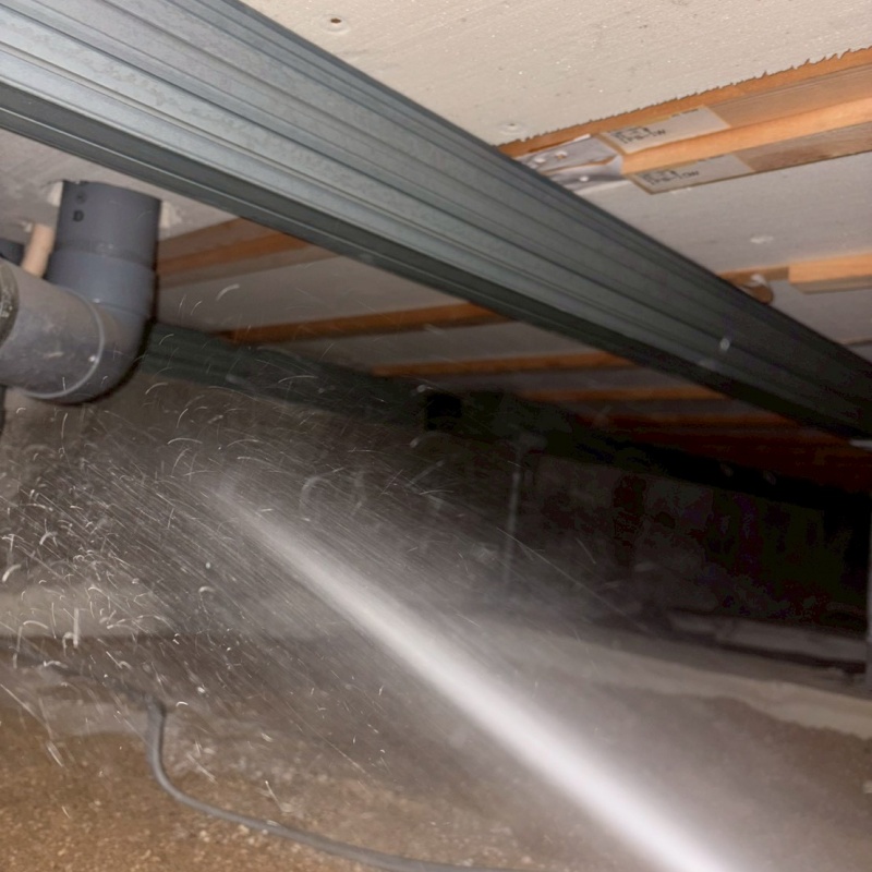 床下の木材にシロアリ駆除剤を散布