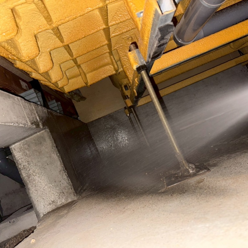 床下の地面にシロアリ駆除剤を散布