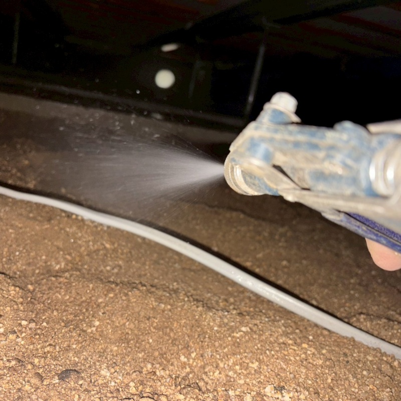 床下の地面にシロアリ駆除剤を散布