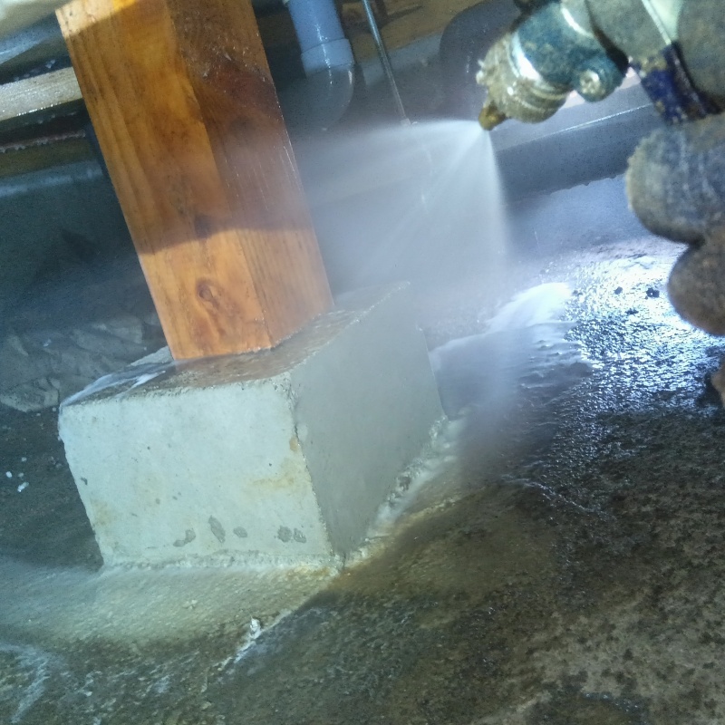 床束と束石が接する部分にシロアリ駆除剤を散布