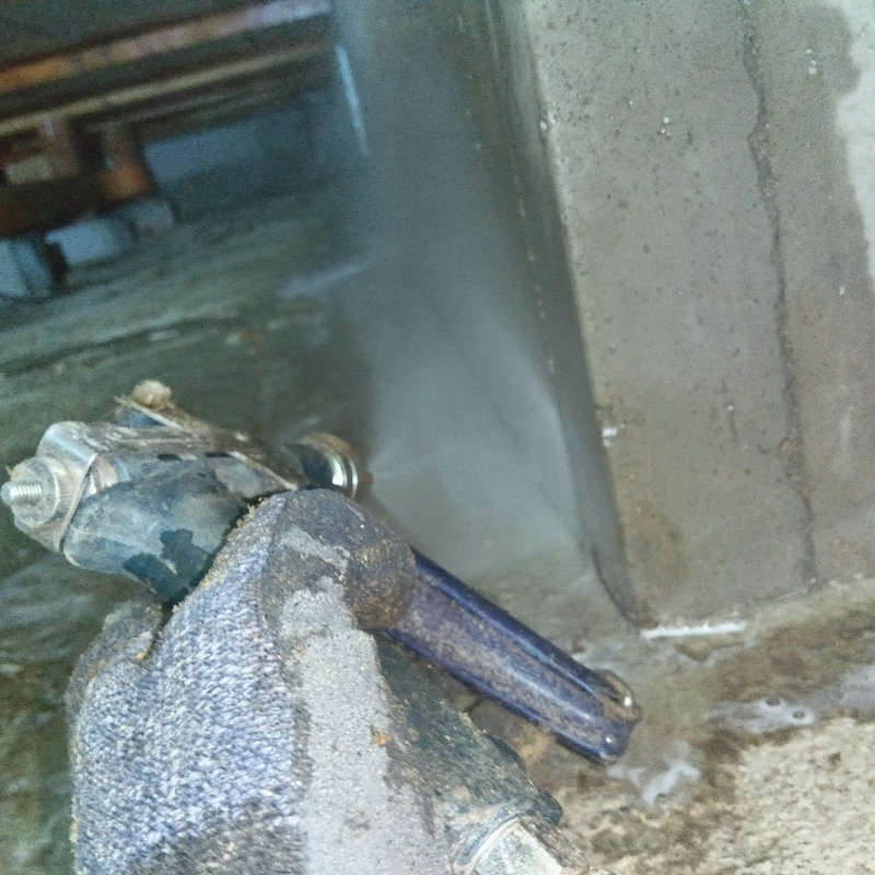 ベタ基礎にシロアリ駆除剤を散布する様子