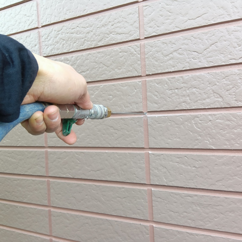 外壁の目地からシロアリ駆除剤を注入