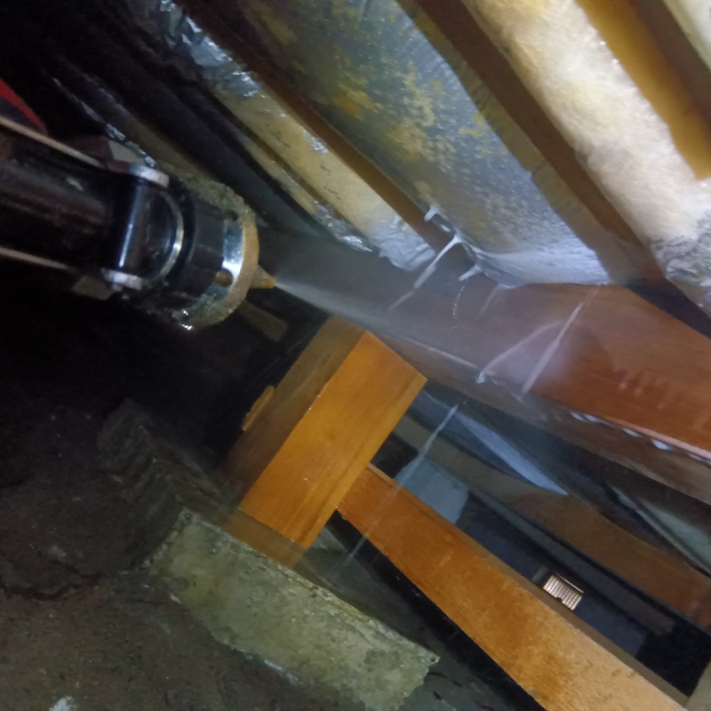 床下断熱材にシロアリ駆除剤を散布する様子