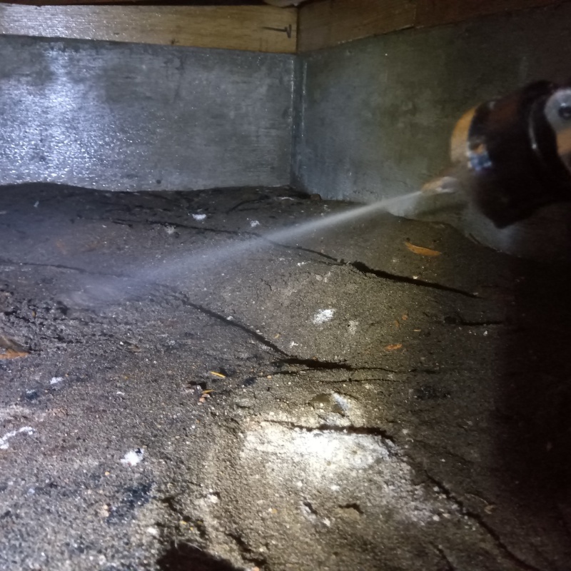 床下の土壌にシロアリ駆除剤を散布