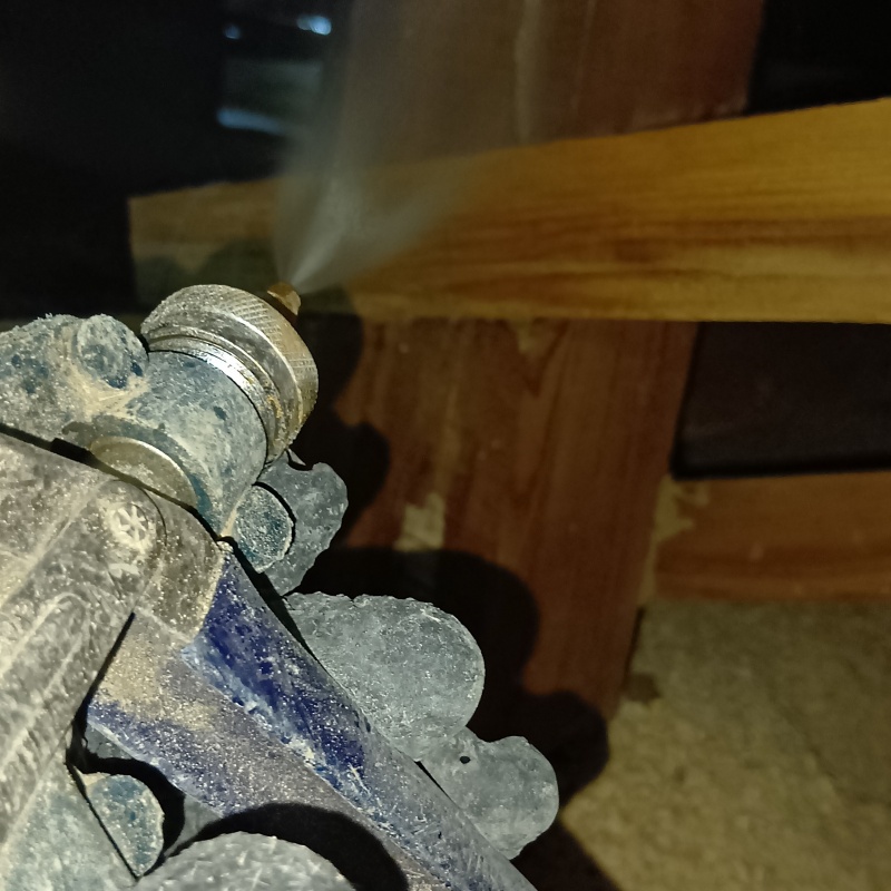 床下の木材にシロアリ駆除剤を散布