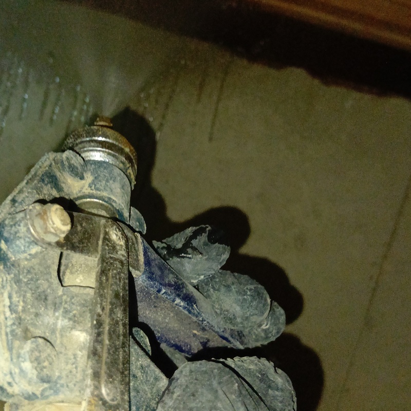 床下の木材にシロアリ駆除剤を散布