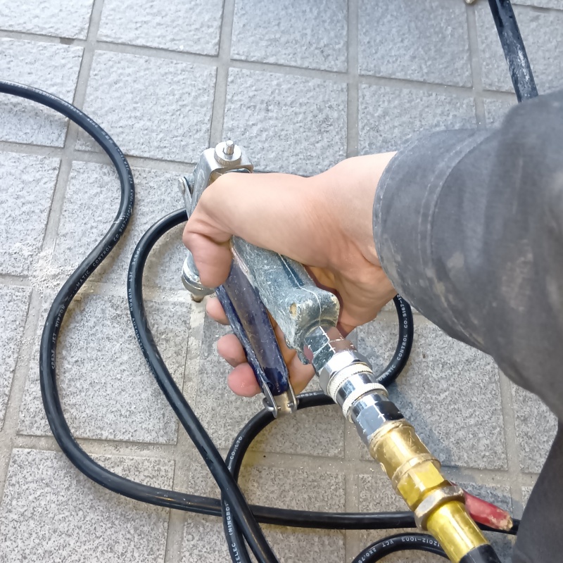 地面にシロアリ駆除剤を注入