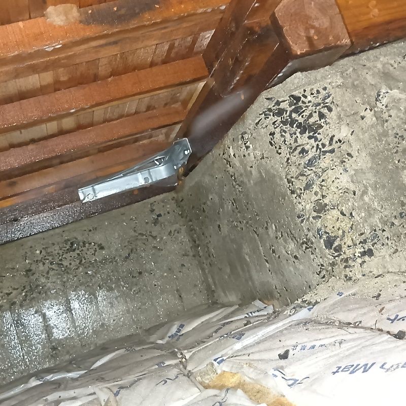 床下基礎に防蟻剤を散布したあとの様子