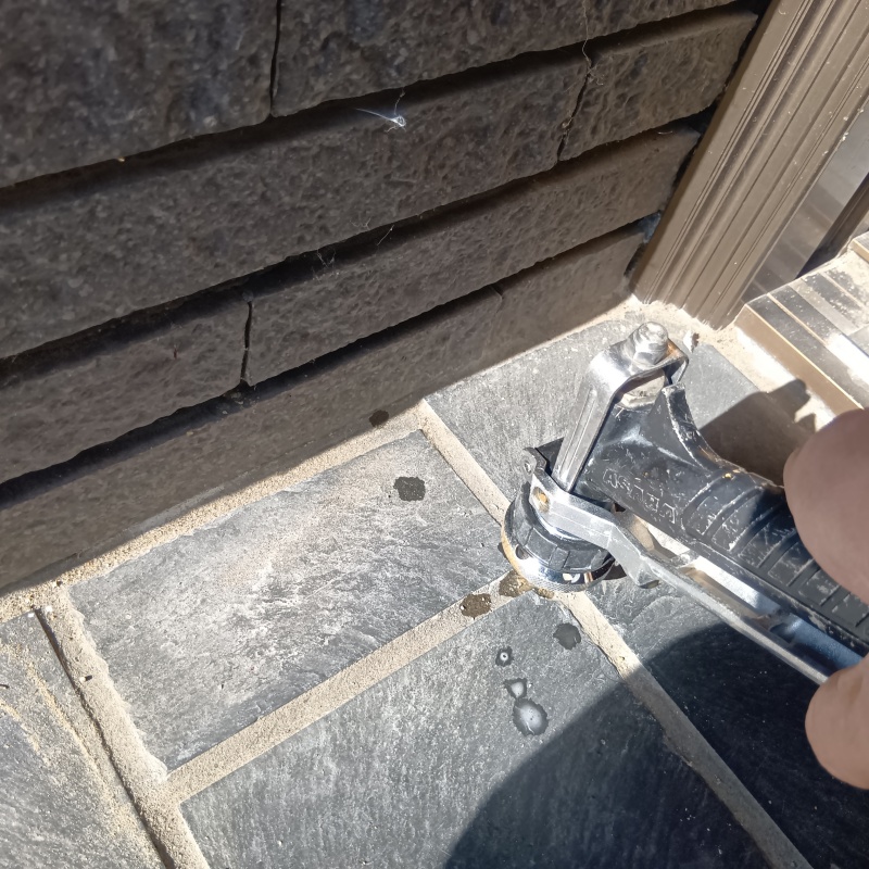 玄関先の床に防蟻剤を注入