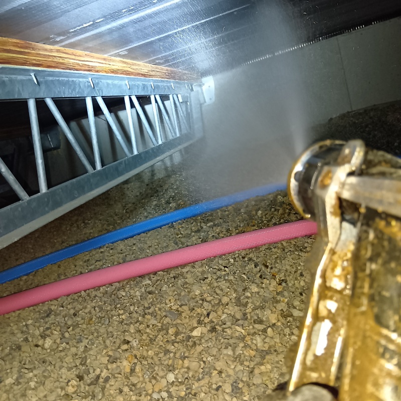 床下木材にシロアリ駆除剤を散布