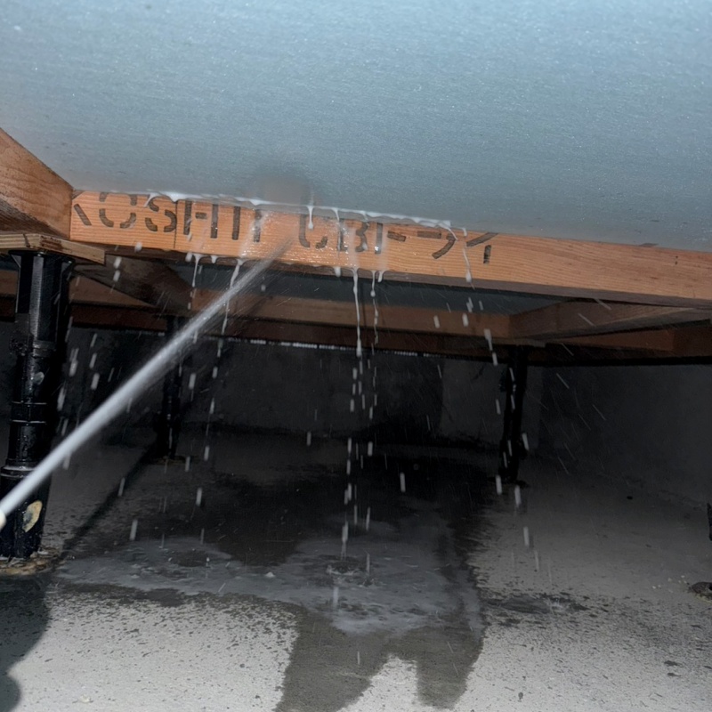 床下上部の木材に防蟻剤を散布