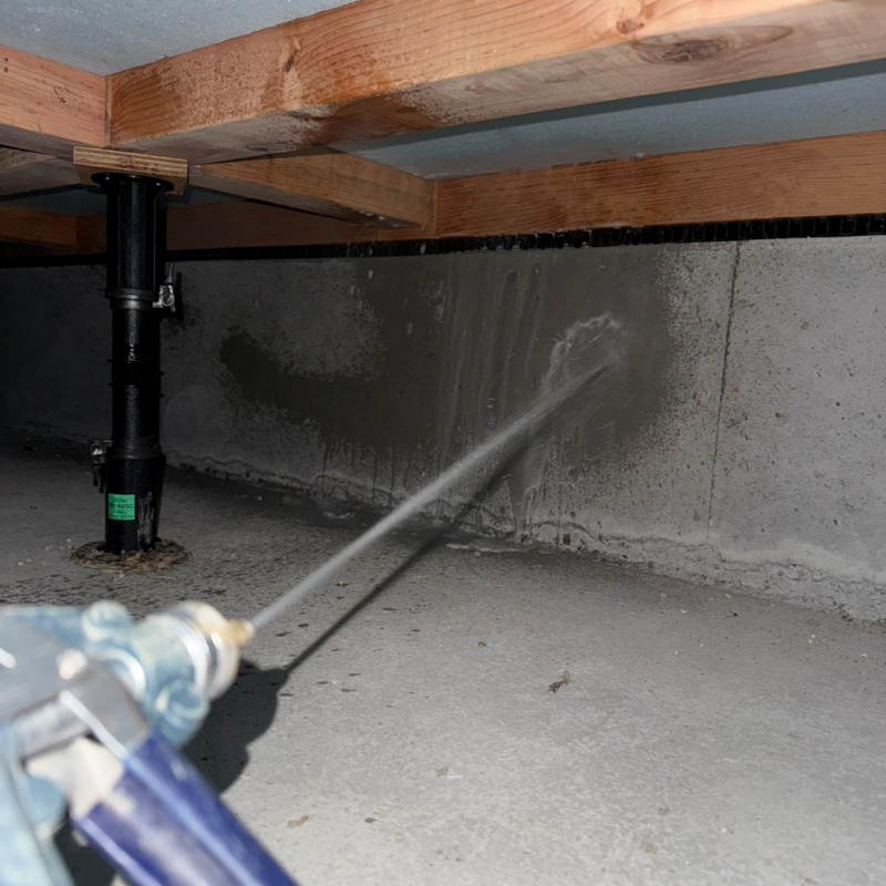 床下の基礎部分に防蟻剤を散布