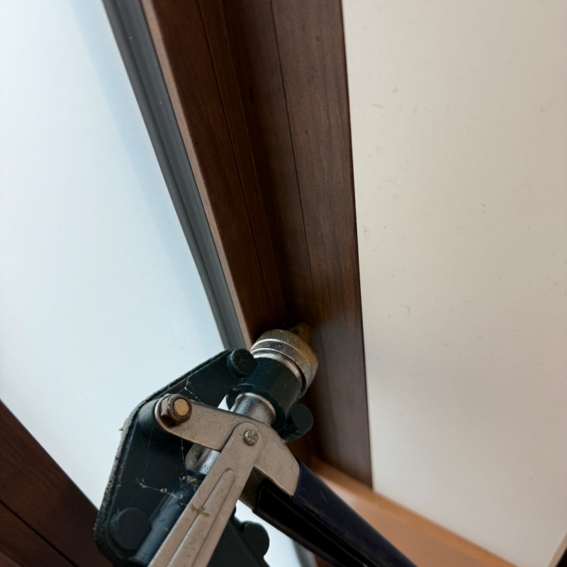 壁内に防蟻剤を注入している様子