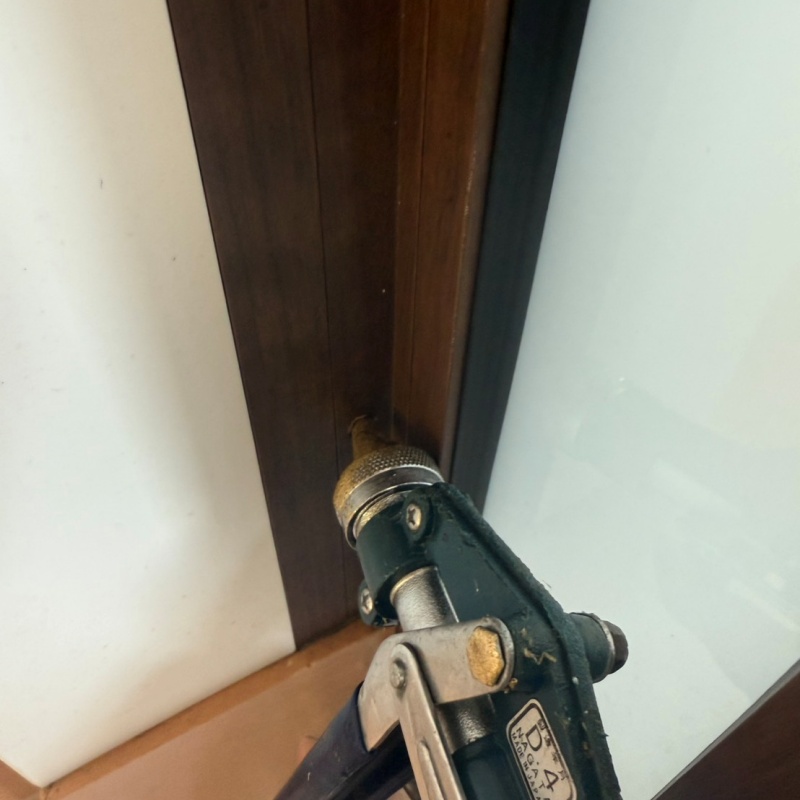 壁に穴を開けて内部に防蟻剤を注入