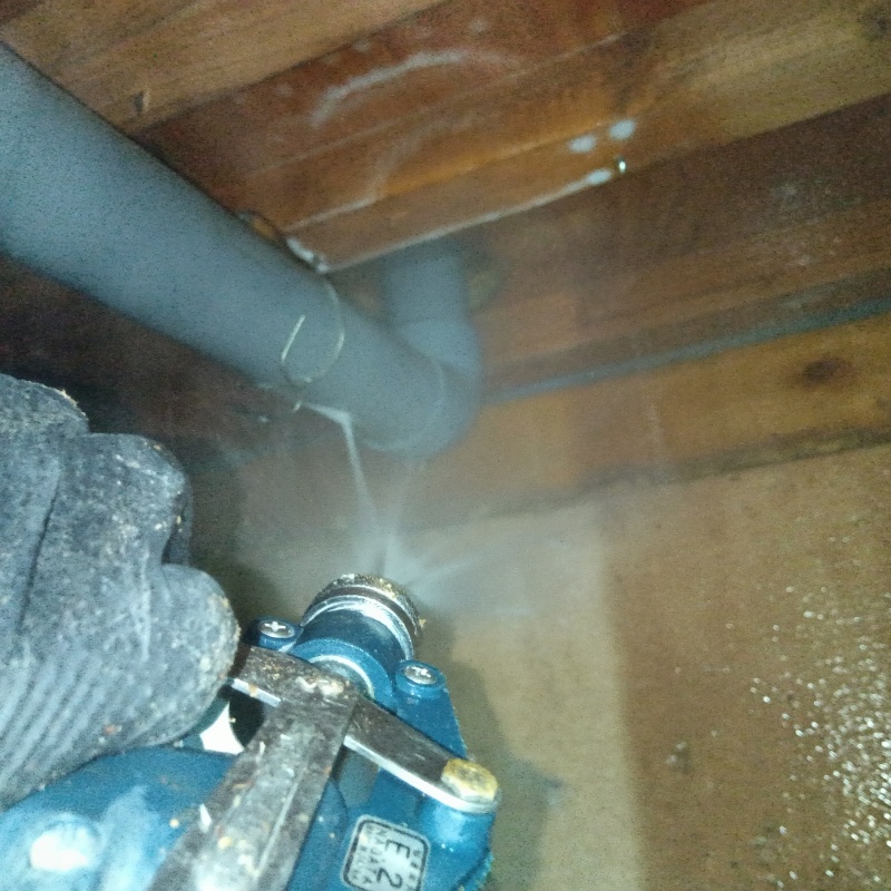 配管まわりの木材にシロアリ駆除剤を散布