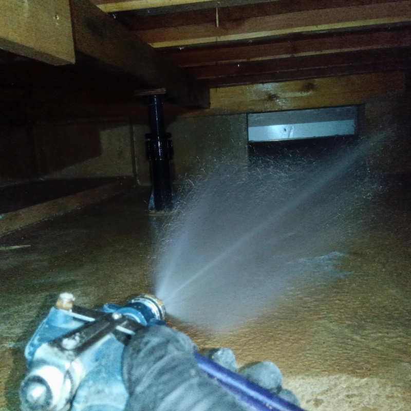 床下の土壌にシロアリ駆除剤を散布