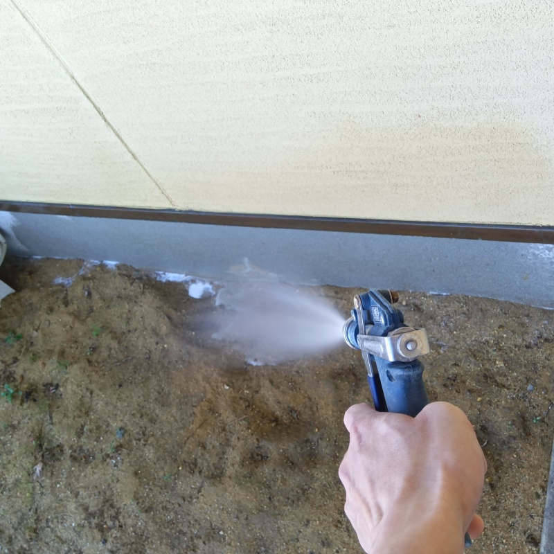 建物外周の土壌にシロアリ駆除剤を散布