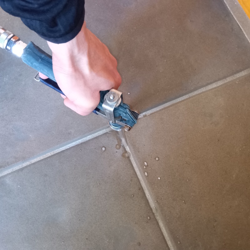 玄関床のタイルの目地に穴を開けてシロアリ駆除剤を注入