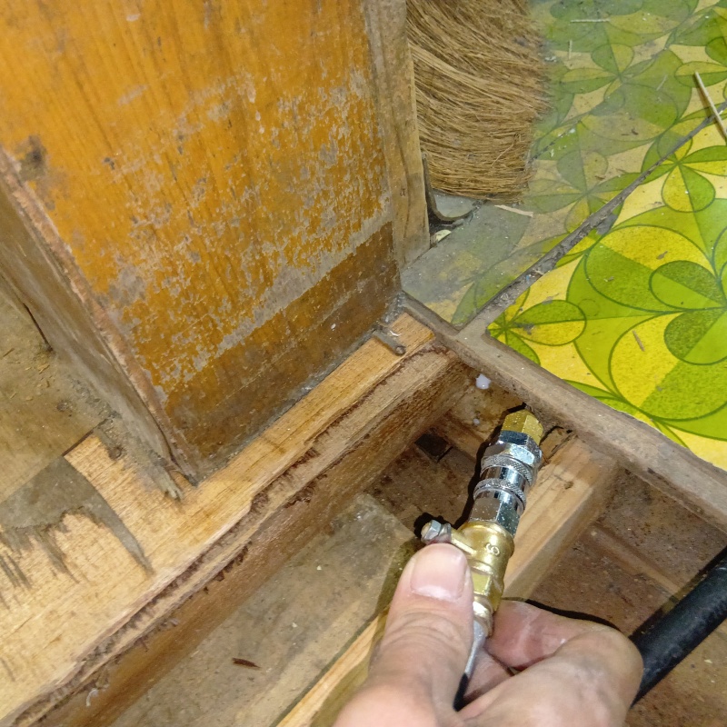 シロアリ被害を受けた木材にシロアリ駆除剤を注入