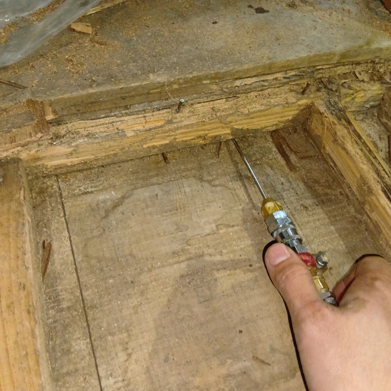 シロアリ被害を受けた木材にシロアリ駆除剤を注入